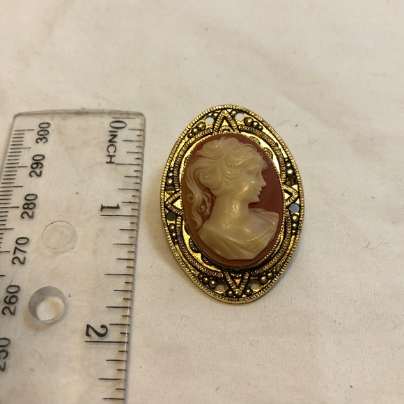 Vintage Victorian Style Gold Tone and Resin Cameo Brooch. - Picture 4 of 9